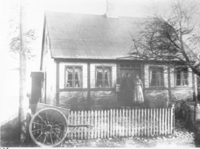 Hus i Kolby.
Fra Egnsarkivets gemmer Mette og Hans Kjeldmands 2. hus, â€Landposthusetâ€ Kolby, fra 1902 â€“ 1922, overtaget af sÃ¸nnen  Karl Kjeldmand
