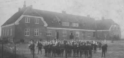 Brundby skole
Modtaget Af Karl Erik Kornmaaler Mikkelsen. Brundby skole omkring 1914. Skolen bygget i 1912.
