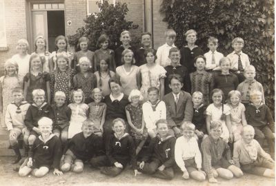 PIllemark skole omk. 1935
Alle klasser fotograferet foran indgangen til skolen.
