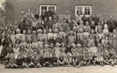 Brundby Skole ca. 1942
Brundby Skole til fÃ¦lles foto (alle klasser) i gÃ¥rden.
Det er efterÃ¥ret 1942 eller forÃ¥ret 1943.
LÃ¦rer Rasmussen lÃ¦ngst til hÃ¸jre.
