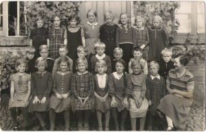 Kolby skole ca. 1934
Modtaget af Inge Lise Vohnsen SÃ¸rensen.
