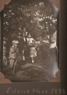 BÃ¸rn. (Christian NielsenÂ´s bÃ¸rnebÃ¸rn)
Edens Have, er AlfÂ´s forÃ¦ldres villahave i Kbh. Fra venstre Jonna og Ib, damen i hÃ¸jre side er min farmor, Ingeborg Oline.

