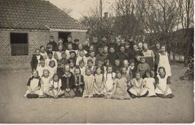 Brundby skole 1923
Modtaget af Inge Lise Vohnsen SÃ¸rensen.

