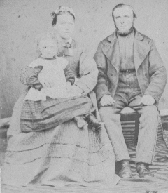 Fam. Jens SÃ¸ren JÃ¸rgensen
Fra Egnsarkivets gemmer. Jens SÃ¸ren JÃ¸rgensen og hustru med datteren Marie, Pillemark.
