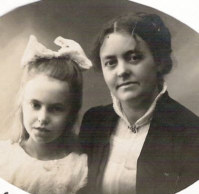 Alma Larsen
Modtaget af June Nielsen-Ferreira. Ingeborg Alma Helene Larsen f. 1881, Onsbjerg  gift Jensen.(med datteren Ellen Jensen)
