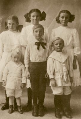 Six children
Six of Karl and Ane Viehweg's children - Ruby, Lillian, Annie, Herman, Lott, Carl
