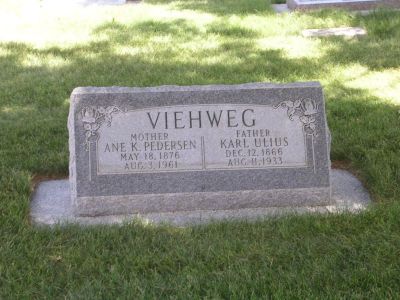 Ane K. Pedersen Viehweg and Karl Ulius Viehweg
Modtaget af JoLyn Day, Utah, USA. The cemetery is in Clifton, Idaho, USA.
