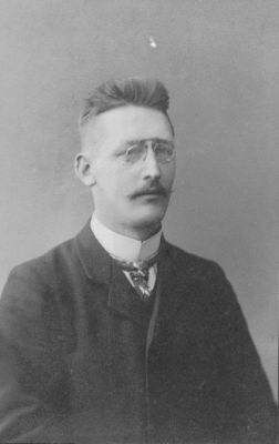 KÃ¸bmand Ole Klejs.
Fra Egnsarkivets gemmer. KÃ¸bmand Ole Klejs , Besser. F. 5-1- 1885 d. 22-12- 1928.

