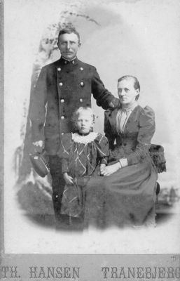 Familien Jensen.
Fra Egnsarkivets gemmer.  postkÃ¸rer Hans Peter Jensen og hustru Marie Jensen med deres datter karen Jensen, Ballen 1898.
