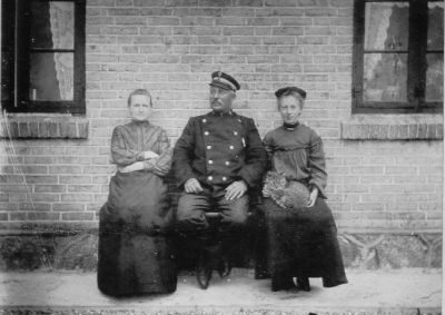 Familien Jensen
Fra Egnsarkivets gemmer.  postkÃ¸rer Hans Peter Jensen og hustru Marie Jensen, fÃ¸dt JÃ¸rgensen i 1864  med deres datter karen Jensen f. 1890, Ballen 1910.
