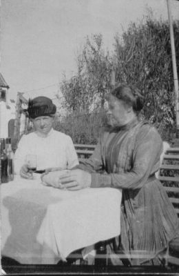 Ester Bardet, Nordby og Marie Jensen (i hvidt) Ballen
Fra Egnsarkivets gemmer.
