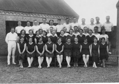 Gymnastik Onsbjerg 1933
Modtaget af Erna Danielsen (f. Larsen). Erna Larsen forreste rÃ¦kke nr. 4 fra venstre

