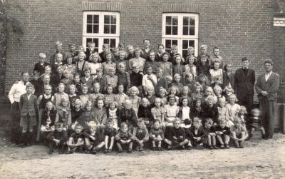 Brundby Skole ca. 1945
Brundby Skoles elever til Ã¥rlig (?) fotografering.
